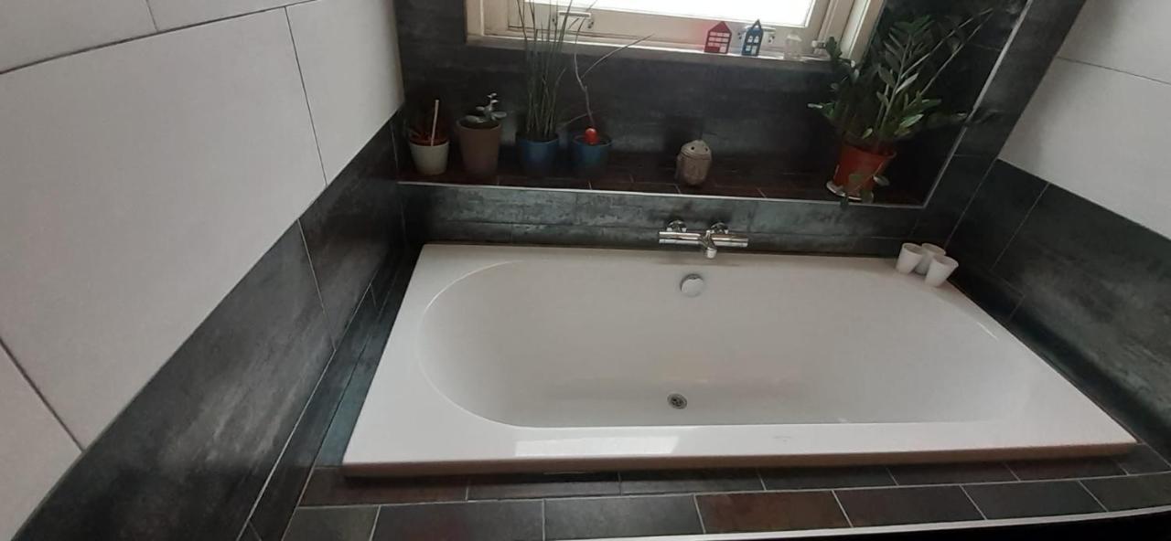 Charlotte, Not For Parties, Not A Hotel, Room With Shared Bathroom, No Kitchen Ámsterdam Exterior foto